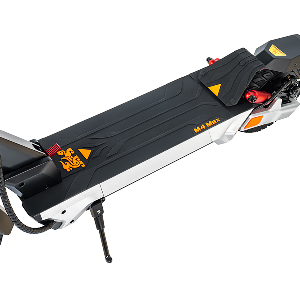 KuKirin M4 Max wide anti-slip deck detail