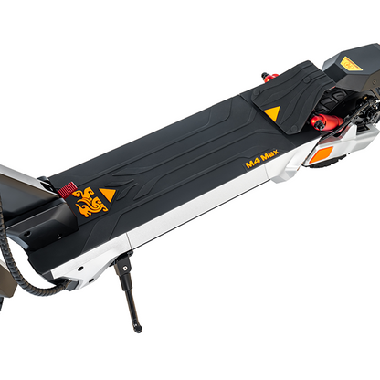KuKirin M4 Max wide anti-slip deck detail