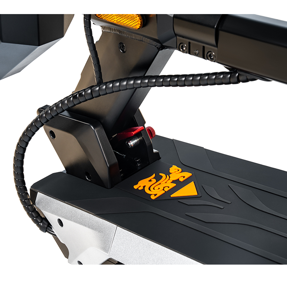 Deck, tyre and brake details on the KuKirin M4 Max